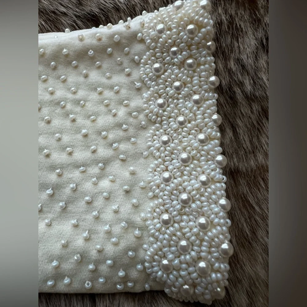 Beautiful cream/off white beaded gloves one size, stretch, made in Hong Kong New